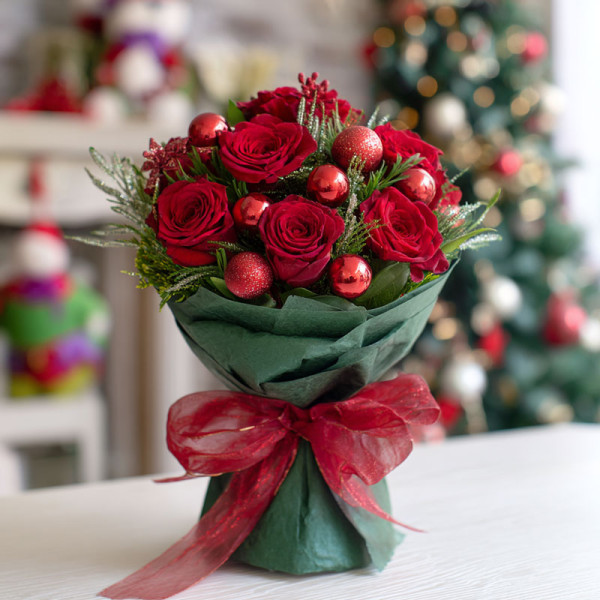 Christmas Red Rose Bouquet – Forest Green & Crimson Festive Glamour